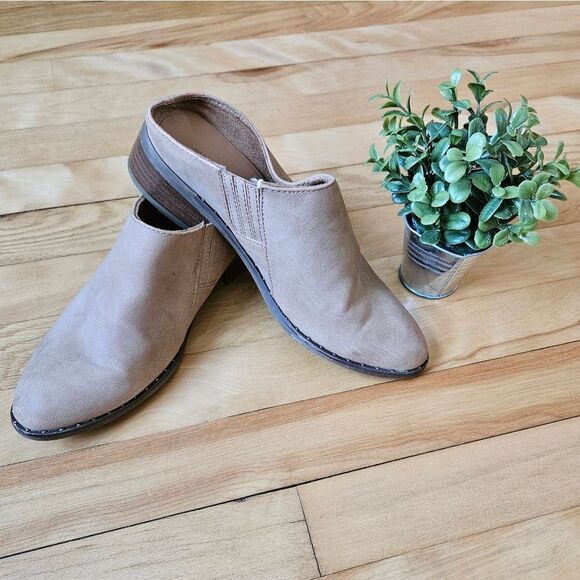 American Eagle Tan Women's Slip-On Shoes - Picture 2 of 11